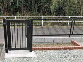 の門扉 シンプレオ門扉K2型 たて格子 片開き専用 門柱使用 施工例