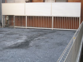 のフェンス・柵 [上段]ミエーネフェンス+[下段]ミエッタフェンス 2段支柱 自立建て用（パネル2段） 施工例