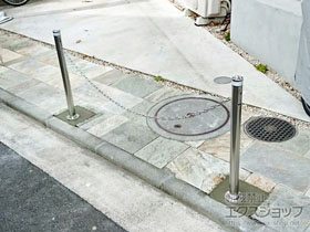 のフェンス・柵 スペースガード（車止め）S48型 埋込式 キー付き 施工例