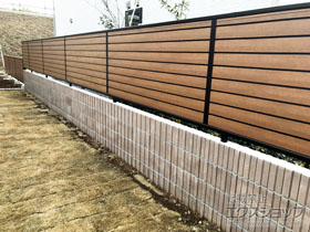 のフェンス・柵 ルシアスフェンスF02型 横目隠し 木調カラー 自由柱施工 施工例