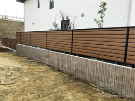 のフェンス・柵 ルシアスフェンスF02型 横目隠し 木調カラー 自由柱施工 施工例