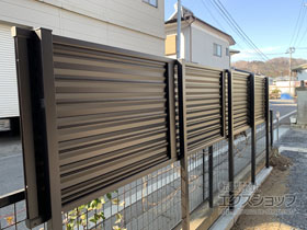 のフェンス・柵 ミエーネフェンス 目隠しルーバータイプ 2段支柱 ブロック建て用（パネル1段） 施工例