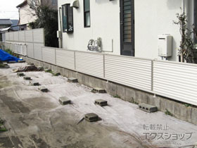 のフェンス・柵 ミエーネフェンス 目隠しルーバータイプ 2段支柱 自立建て用（パネル2段） 施工例