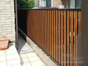 のフェンス・柵 ルシアスフェンスF03型 たて半目隠し 木調カラー 自由柱施工 施工例