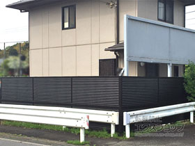 のフェンス・柵 ミエーネフェンス 目隠しルーバータイプ 2段支柱 自立建て用*パネル2段 施工例