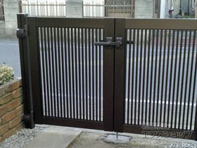 の門扉 シンプレオ門扉2型 縦格子 両開き 門柱使用 施工例