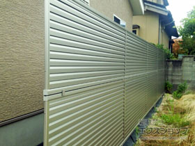 のフェンス・柵 ミエーネフェンス 目隠しルーバータイプ 2段支柱 自立建て用（パネル2段） 施工例