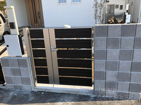 の門扉 ルシアス門扉BW01型 横スリット 両開き親子 複合カラー 門柱使用 04･08-12R 施工例