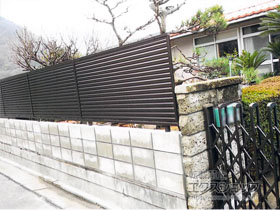 のフェンス・柵 ミエーネフェンス 目隠しルーバータイプ 自由柱施工 施工例