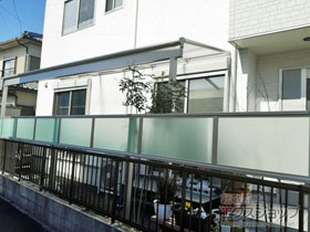 のフェンス・柵 シンプレオフェンスP1型 目隠しポリカパネル 2段支柱 自立建て用　(パネル1段) 施工例