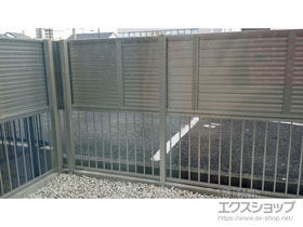 のフェンス・柵 ミエーネフェンス+[下段]ミエッタフェンス 2段支柱 自立建て用（パネル2段） 施工例