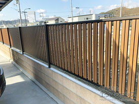 のフェンス・柵 ルシアスフェンスF03型 たて半目隠し 木調カラー 自由柱施工 施工例