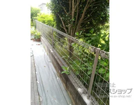 LIXIL(リクシル)のフェンス・柵・塀 ハイグリッドフェンスN1型 間仕切りタイプ 施工例