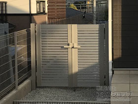 の門扉 シンプレオ門扉3型 横太格子 両開き親子 門柱使用 施工例