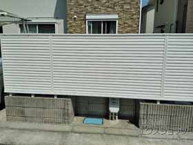 のフェンス・柵 シンプレオフェンス13型 ルーバータイプ 自由柱施工 施工例