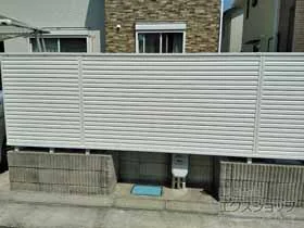 YKKAPのフェンス・柵・塀 シンプレオフェンス13型 ルーバータイプ 自由柱施工 施工例