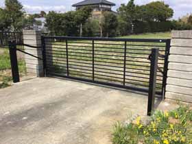 のカーゲート スウィングアップゲート1型 横格子 手動式 施工例
