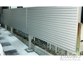 のフェンス・柵 ミエーネフェンス 目隠しルーバータイプ 2段支柱 自立建て用（パネル1段） 施工例
