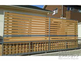 のフェンス・柵 ルシアスフェンスF04型 横板 木目カラー 2段支柱 自立建て用 施工例