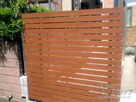 のフェンス・柵 ルシアスフェンスH02型 横板格子 複合カラー 2段支柱 自立建て用（パネル2段） 施工例