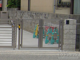 の門扉 プレスタ門扉 1型 細横桟 両開き 柱使用 施工例