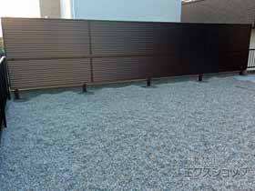 のフェンス・柵 ミエーネフェンス 目隠しルーバータイプ 2段支柱 自立建て用（パネル2段） 施工例