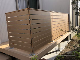 のウッドデッキ リウッドデッキ 200＋ルシアスデッキフェンスA01型〈横板格子タイプ〉＋ リウッドデッキ 独立式 リウッド ステップ2型×1セット 施工例