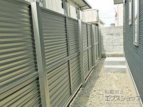 のフェンス・柵 ミエーネフェンス 目隠しルーバータイプ 2段支柱 自立建て用（パネル2段） 施工例