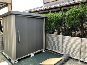 の物置・屋外倉庫 ミエーネフェンス 目隠しルーバータイプ 自由柱施工 施工例