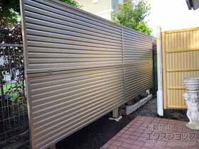 フェンス ミエーネフェンス 目隠しルーバータイプ 2段支柱 自立建て用(パネル2段) 施工例