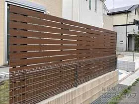 YKKAPの ルシアスフェンスH02型 横板格子 複合カラー 2段支柱 自立建て用（パネル2段） 施工例