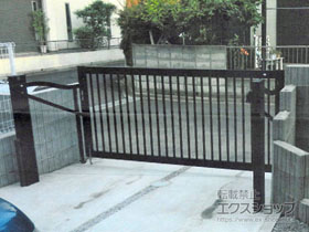 のカーゲート スウィングアップゲート2型 縦格子 手動式 施工例