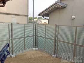 のフェンス・柵 プレスタフェンス8S型 採光ルーバー アルミ多段柱使用（パネル2段） 施工例
