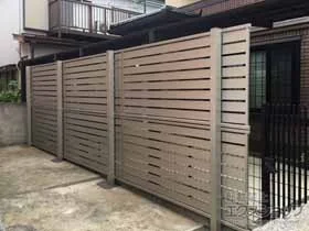 YKKAPのフェンス・柵・塀 ルシアスフェンスF04型 横板 複合カラー 2段支柱 自立建て用（パネル2段） 施工例