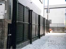 のフェンス・柵 ミエーネフェンス 目隠しルーバータイプ 2段支柱 自立建て用（パネル2段） 施工例