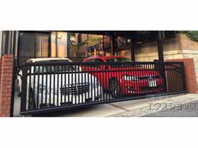 のカーゲート ルシアスアップゲートワイド 4型 たて太格子 電動 施工例