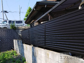 のフェンス・柵 ミエーネフェンス 目隠しルーバータイプ 自由柱施工〈境界側〉 施工例