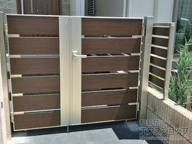 の門扉 ルシアス門扉BW01型 横スリット 両開き親子 複合カラー 門柱使用 施工例