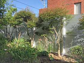 のフェンス・柵 ミエーネフェンス 目隠しルーバータイプ 2段支柱 自立建て用（パネル2段） 施工例