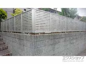 YKKAPのフェンス・柵・塀 シンプレオフェンス3型 横太格子 自由柱施工 施工例