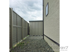 のフェンス・柵 ミエーネフェンス 目隠しルーバータイプ 2段支柱 自立建て用 施工例