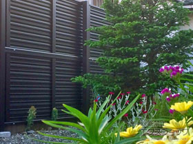 のフェンス・柵 ミエーネフェンス 目隠しルーバータイプ 2段支柱 自立建て用（パネル2段） 施工例