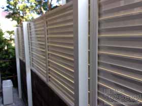 のフェンス・柵 シンプレオフェンス13型 目隠しルーバー 2段支柱 自立建て用（パネル1段） 施工例