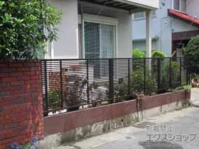 YKKAPのフェンス・柵・塀 シンプレオフェンス1型 横格子 自由柱施工 施工例