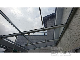 のバルコニー・ベランダ屋根 スピーネ F型 屋根タイプ 単体 積雪〜20cm対応＋吊り下げ物干しA　標準タイプ　2本入り×1セット 施工例