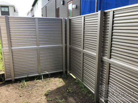 のフェンス・柵 ミエーネフェンス 目隠しルーバータイプ 2段支柱 自立建て用（パネル2段） 施工例