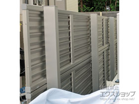 のフェンス・柵 ミエーネフェンス 目隠しルーバータイプ 2段支柱 自立建て用 施工例