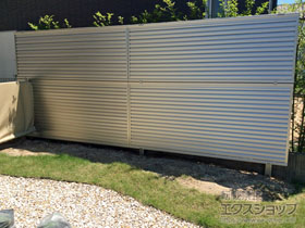 のフェンス・柵 ミエーネフェンス 目隠しルーバータイプ 2段支柱 自立建て用（パネル2段） 施工例