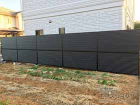 のフェンス・柵 ミエーネフェンス 目隠しルーバータイプ 2段支柱 自立建て用（パネル2段） 施工例