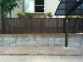 のフェンス・柵 ルシアスフェンスF03型 たて半目隠し 複合カラー 自由柱施工 施工例